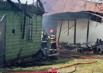 FOTO Incendiu la o casă din municipiul Rădăuți. Proprietarul, în vârstă de 84 de ani, a suferit arsuri la o mână. Două case învecinate au fost afectate