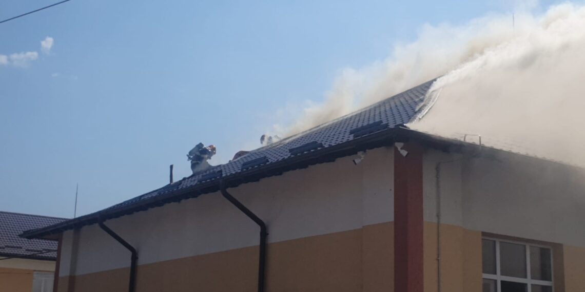 FOTO Incendiu izbucnit la acoperișul școlii gimnaziale din satul Herla, comuna Slatina. Pompierii intervin cu opt autospeciale de stingere