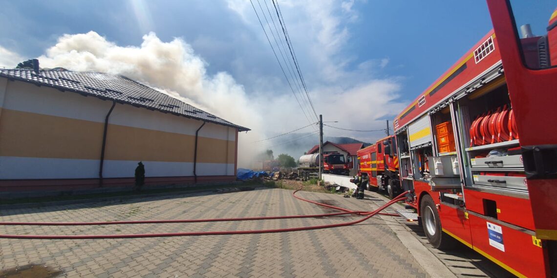 FOTO Incendiu izbucnit la acoperișul școlii gimnaziale din satul Herla, comuna Slatina. Pompierii intervin cu opt autospeciale de stingere