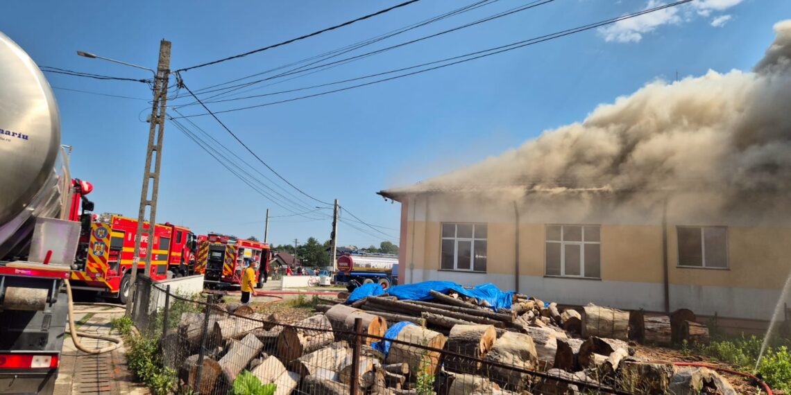 FOTO Incendiu izbucnit la acoperișul școlii gimnaziale din satul Herla, comuna Slatina. Pompierii intervin cu opt autospeciale de stingere