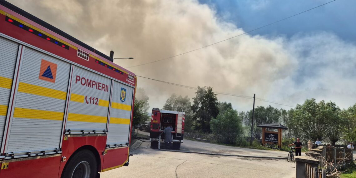 FOTO Incendiu izbucnit la acoperișul școlii gimnaziale din satul Herla, comuna Slatina. Pompierii intervin cu opt autospeciale de stingere