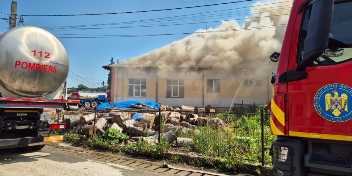 FOTO Incendiu izbucnit la acoperișul școlii gimnaziale din satul Herla, comuna Slatina. Pompierii intervin cu opt autospeciale de stingere