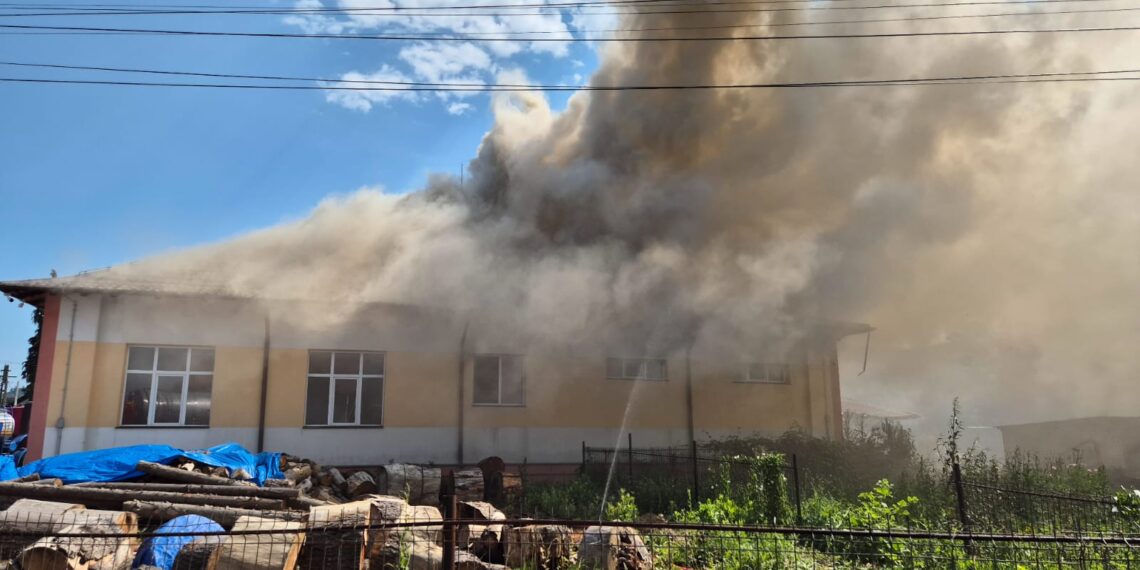 FOTO Incendiu izbucnit la acoperișul școlii gimnaziale din satul Herla, comuna Slatina. Pompierii intervin cu opt autospeciale de stingere
