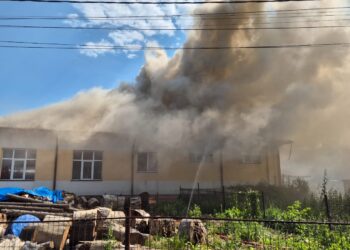 FOTO Incendiu izbucnit la acoperișul școlii gimnaziale din satul Herla, comuna Slatina. Pompierii intervin cu opt autospeciale de stingere