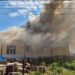 FOTO Incendiu izbucnit la acoperișul școlii gimnaziale din satul Herla, comuna Slatina. Pompierii intervin cu opt autospeciale de stingere