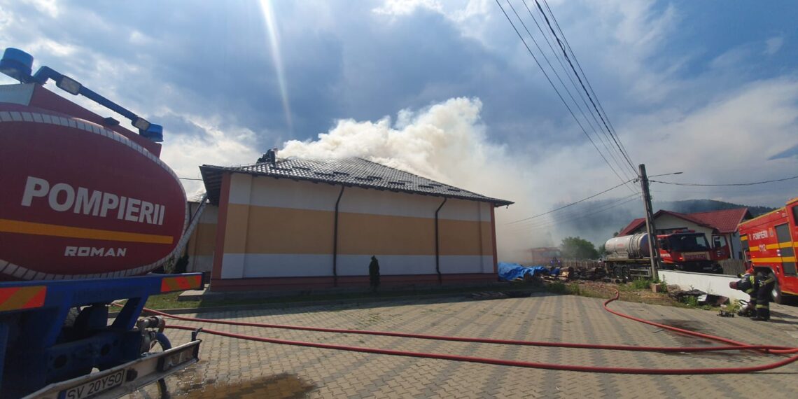 FOTO Incendiu izbucnit la acoperișul școlii gimnaziale din satul Herla, comuna Slatina. Pompierii intervin cu opt autospeciale de stingere