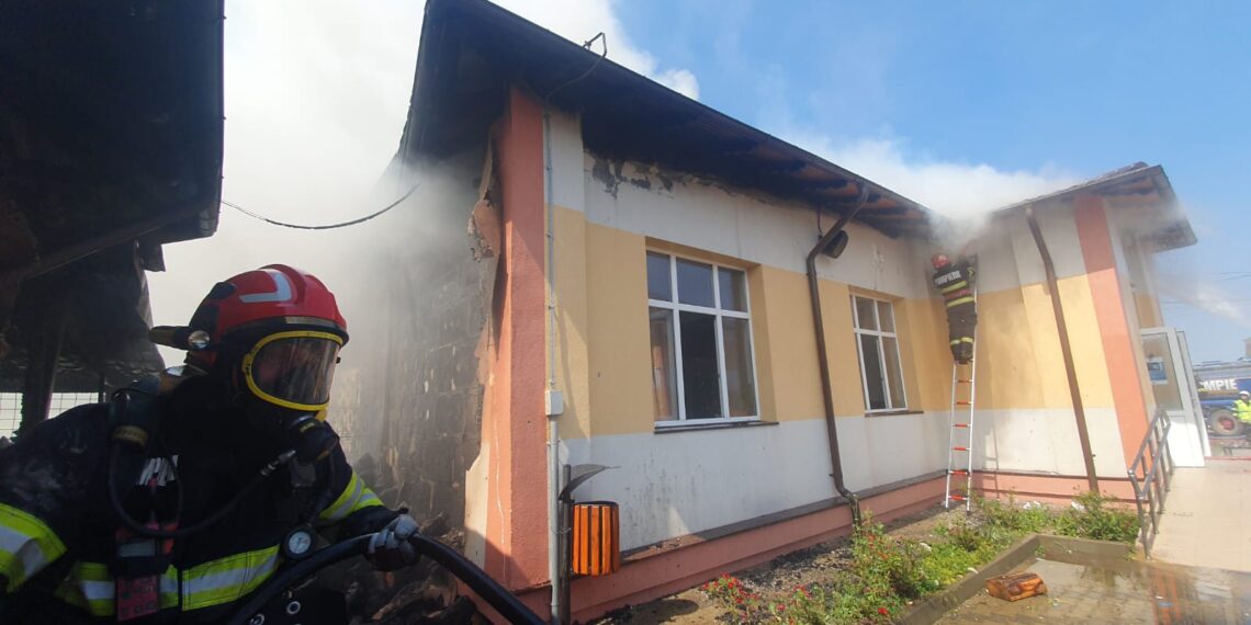 FOTO Incendiu izbucnit la acoperișul școlii gimnaziale din satul Herla, comuna Slatina. Pompierii intervin cu opt autospeciale de stingere