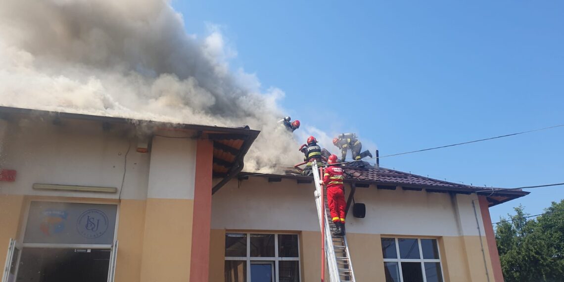FOTO Incendiu izbucnit la acoperișul școlii gimnaziale din satul Herla, comuna Slatina. Pompierii intervin cu opt autospeciale de stingere
