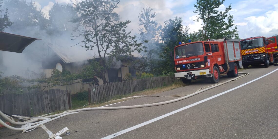 VIDEO O locuință din Văleni-Stânișoara a ars complet din cauza unui aragaz nesupravegheat. Pompierii au intervenit cu cinci autospeciale