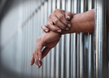 Doi tineri au fost condamnați definitiv la 10 și 12 ani de închisoare pentru uciderea în bătaie a unui bărbat de 63 de ani. Victima fusese condamnată în trecut pentru uciderea soției și violarea fiicei