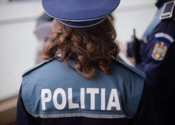 Circa 1.000 de litri de alcool, scoși ilegal din camera de corpuri delicte a Poliției Fălticeni și vânduți de două polițiste. Acestea, o angajată de la Protecția Mediului Suceava, un angajat de la Finanțe și soțul unei polițiste au fost arestați preventiv pentru 30 de zile