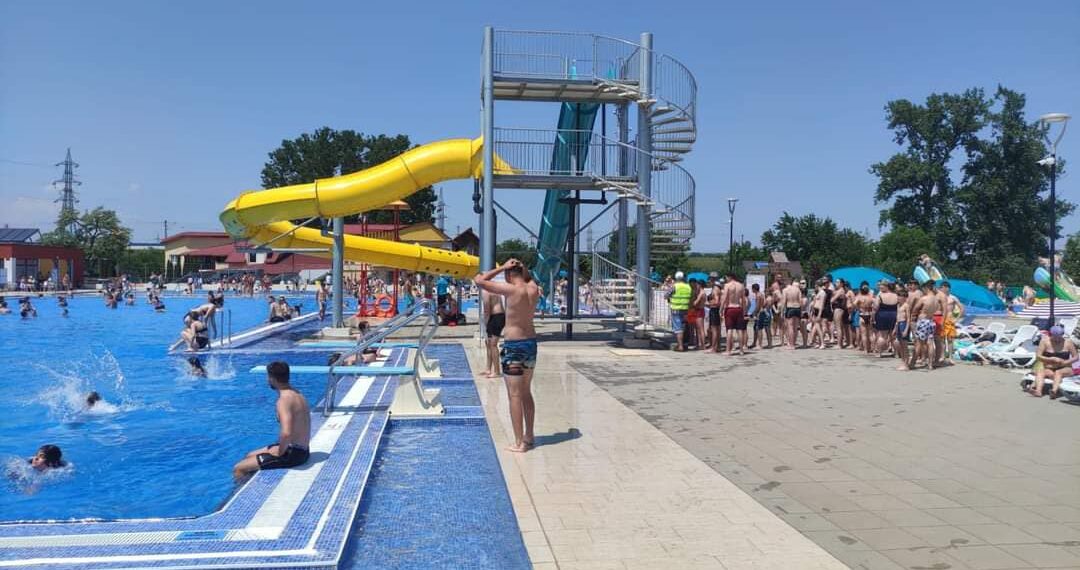 Dosar penal pentru furt, după ce o femeie din Târgu Neamț și-a uitat telefonul în baia Ștrandului Municipal Suceava