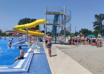 Dosar penal pentru furt, după ce o femeie din Târgu Neamț și-a uitat telefonul în baia Ștrandului Municipal Suceava