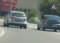 VIDEO Doi șoferi veniți de la țară, amendați și lăsați pietoni în Suceava pentru că s-au dat în stambă pe DN17