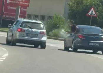 VIDEO Doi șoferi veniți de la țară, amendați și lăsați pietoni în Suceava pentru că s-au dat în stambă pe DN17