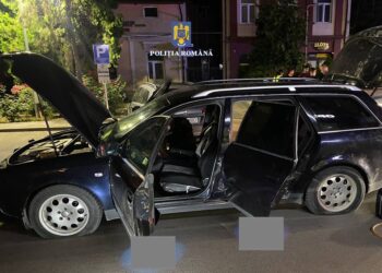 FOTO Un tânăr fără permis s-a luat la întrecere cu polițiștii prin municipiul Rădăuți. Oamenii legii l-au oprit forțat cu dispozitivul ”Spike”