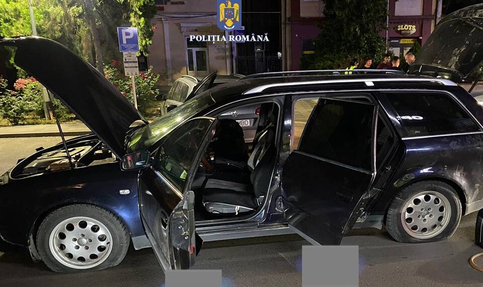 FOTO Un tânăr fără permis s-a luat la întrecere cu polițiștii prin municipiul Rădăuți. Oamenii legii l-au oprit forțat cu dispozitivul ”Spike”