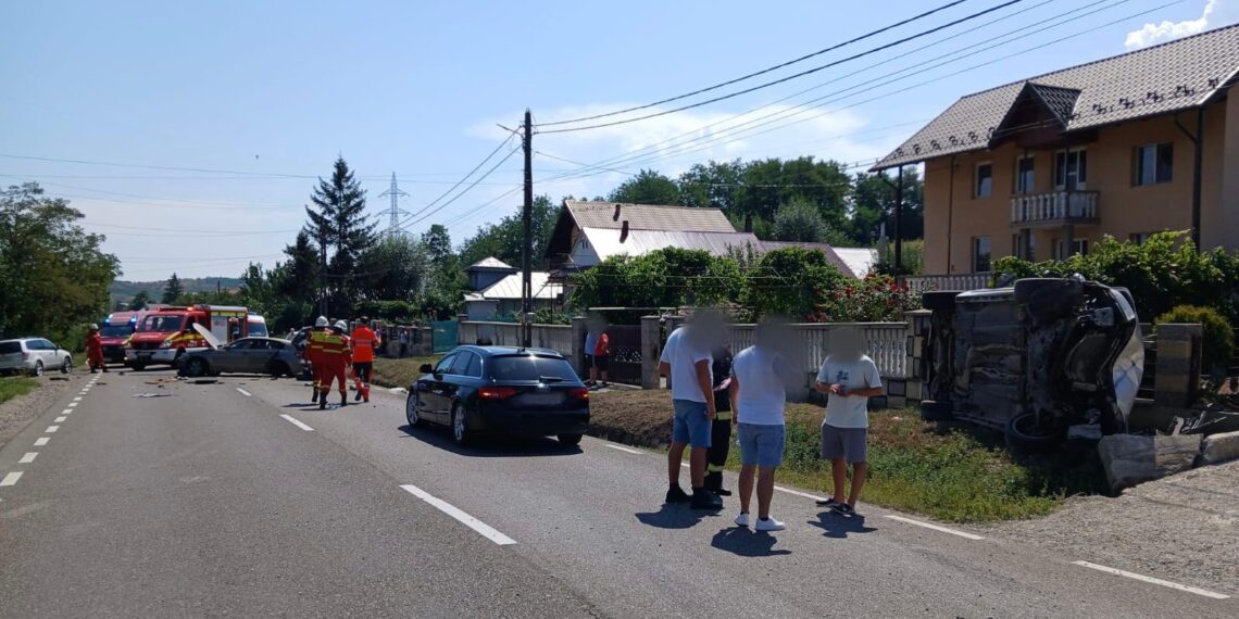 FOTO Accident rutier cu trei autoturisme implicate, pe raza localității Bunești