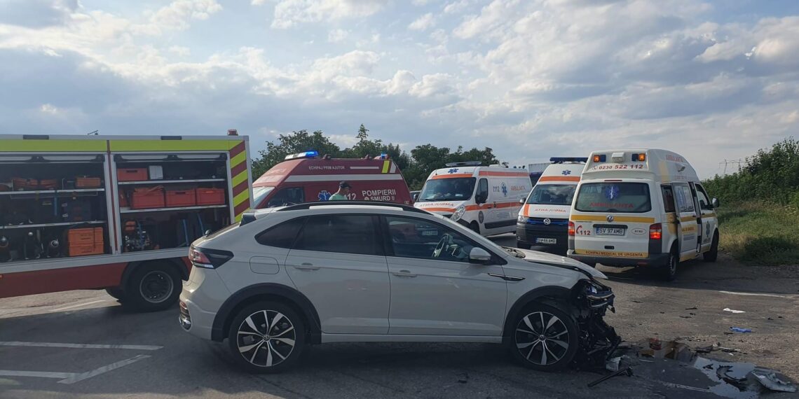 FOTO Planul Roșu de Intervenție, activat la Cumpărătura pentru un accident rutier. 12 persoane au fost implicate, dintre care șase minori