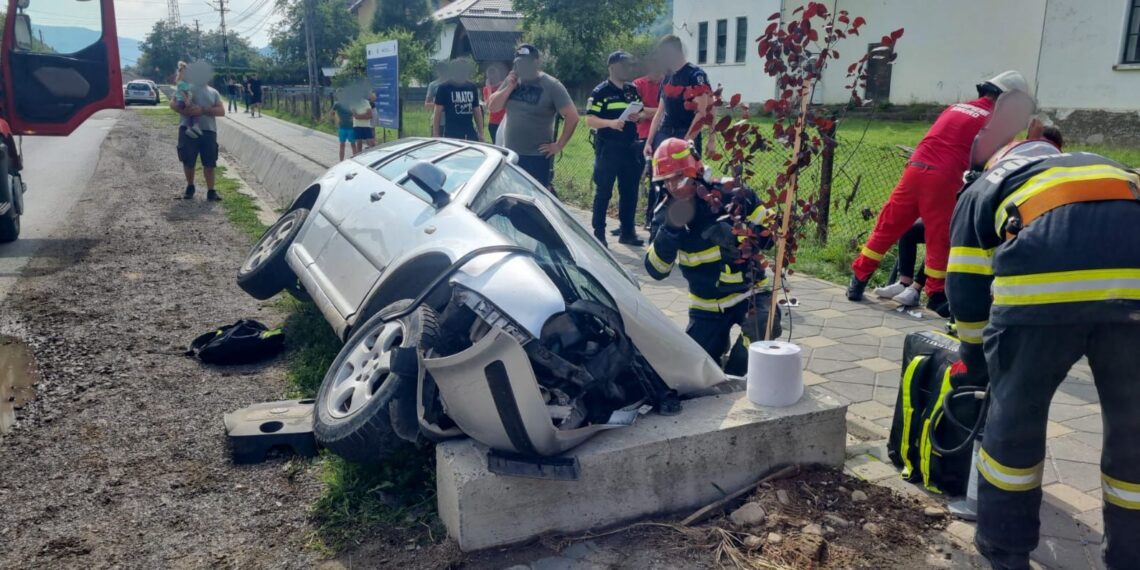 FOTO Un autoturism în care se aflau patru persoane s-a izbit într-un podeț din Falcău