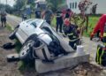 FOTO Un autoturism în care se aflau patru persoane s-a izbit într-un podeț din Falcău