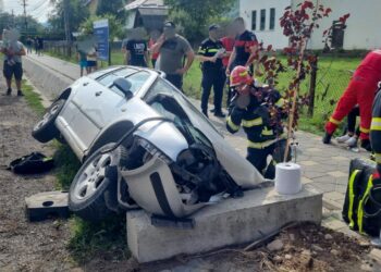 FOTO Un autoturism în care se aflau patru persoane s-a izbit într-un podeț din Falcău