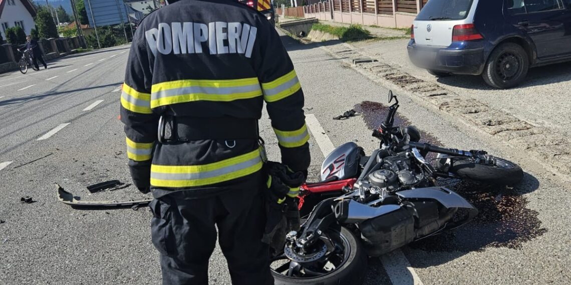 FOTO Accident rutier între o motocicletă și un autoturism, pe raza comunei Poiana Stampei, provocat de un șofer neatent