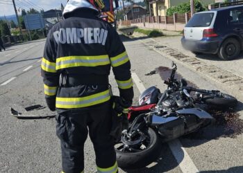 FOTO Accident rutier între o motocicletă și un autoturism, pe raza comunei Poiana Stampei, provocat de un șofer neatent
