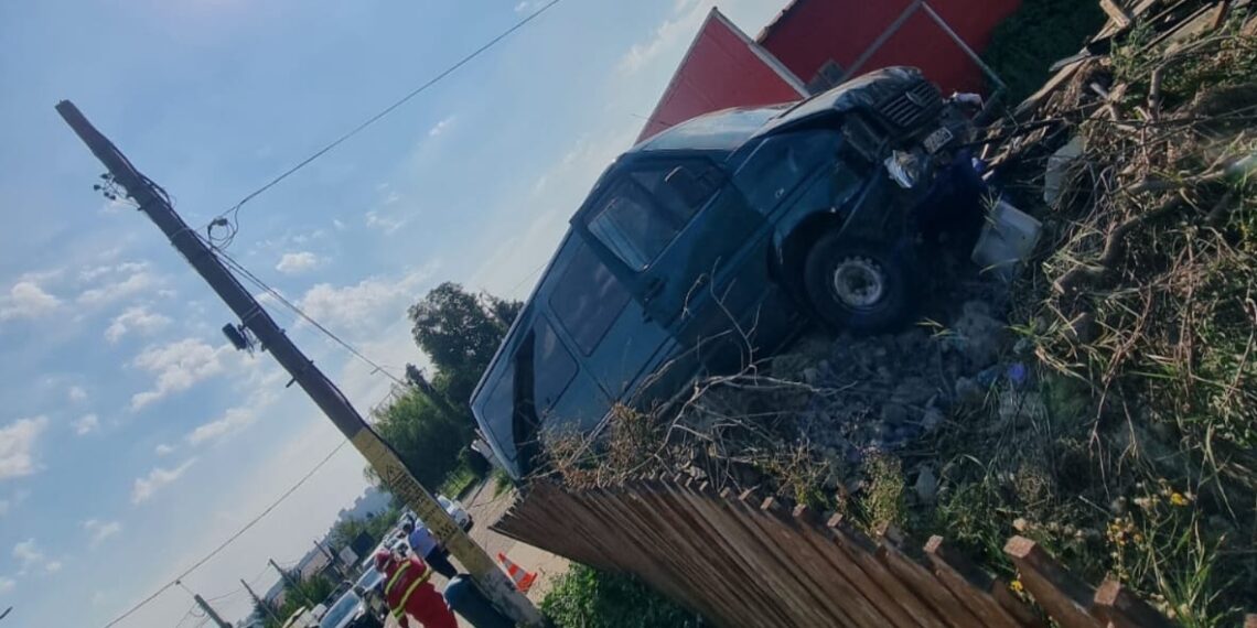 FOTO O dubă s-a oprit în gardul unei spălătorii auto de pe strada Aviatorului din Șcheia, după ce un șofer nu s-a asigurat corespunzător la schimbarea benzii de circulație