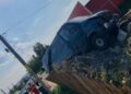 FOTO O dubă s-a oprit în gardul unei spălătorii auto de pe strada Aviatorului din Șcheia, după ce un șofer nu s-a asigurat corespunzător la schimbarea benzii de circulație