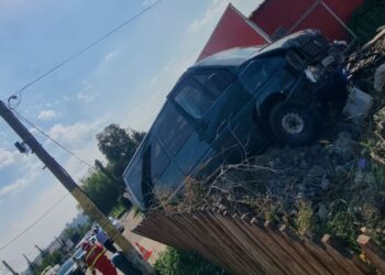 FOTO O dubă s-a oprit în gardul unei spălătorii auto de pe strada Aviatorului din Șcheia, după ce un șofer nu s-a asigurat corespunzător la schimbarea benzii de circulație