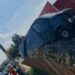 FOTO O dubă s-a oprit în gardul unei spălătorii auto de pe strada Aviatorului din Șcheia, după ce un șofer nu s-a asigurat corespunzător la schimbarea benzii de circulație