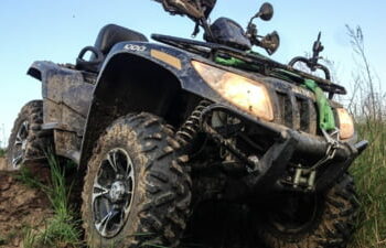 Un adolescent de 12 ani a ajuns la spital, după ce a căzut de pe ATV-ul pe care l-a furat de la mama sa