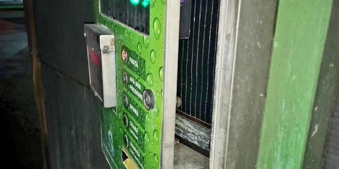 Jandarmii l-au prins în flagrant pe un sucevean în timp ce spărgea cititorul de bancnote al unei spălătorii de tip ”self wash”