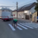 VIDEO Un bărbat care a desenat o trecere de pietoni în fața unei crâșme din Arbore s-a ales cu dosar penal. Scuza ”artistului” este că era beat și i s-a părut amuzant