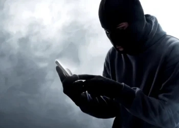 Hoții încă fură telefoane din mână pe străzile Sucevei. Un bărbat a fost prădat la scurt timp după ce a ieșit dintr-un punct de lucru Digi