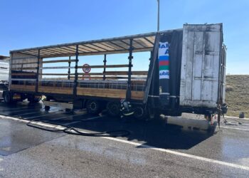 FOTO Un camion încărcat cu granit a luat foc pe raza localității Sfântu Ilie