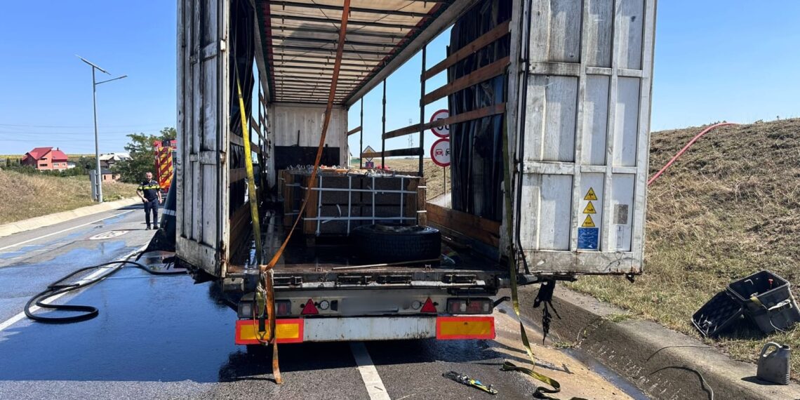 FOTO Un camion încărcat cu granit a luat foc pe raza localității Sfântu Ilie