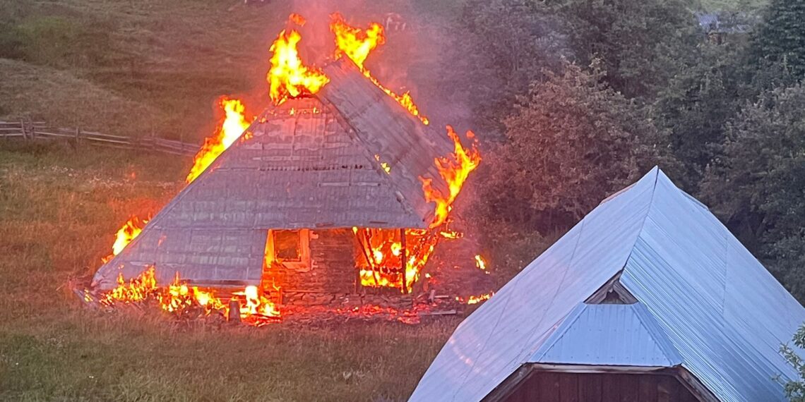FOTO Casă bătrânească și nelocuită din Izvoarele Sucevei a fost incendiată de către o mână criminală. Imobilul s-a făcut scrum