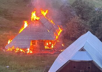 FOTO Casă bătrânească și nelocuită din Izvoarele Sucevei a fost incendiată de către o mână criminală. Imobilul s-a făcut scrum