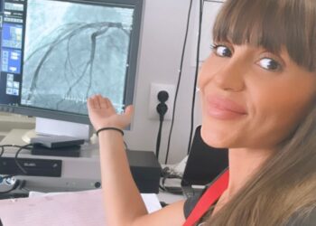 Un bărbat de 38 de ani, fumător de 12 ani, care a suferit un infarct miocardic acut a fost salvat de către medicii SCJU Suceava: „S-a obiectivat ocluzia acută a unui vas principal care irigă inima, efectuându-se desfundarea lui și implantarea unui stent la acest nivel”