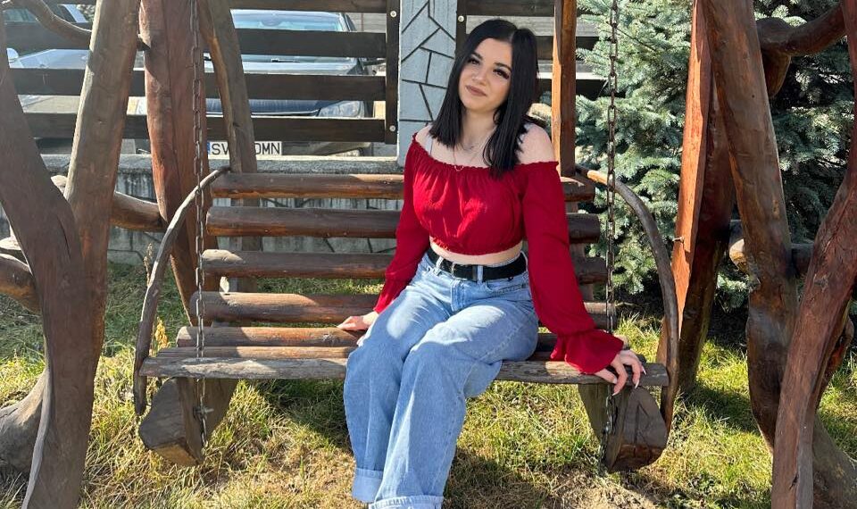 FOTO O tânără orfană în vârstă de 18 ani și-a pus capăt zilelor. Aceasta ar fi fost terorizată de șeful Poliției Orașului Broșteni, care a cucerit-o pe când victima avea 16 ani: ”O umilea în fața colegilor lui arătând poze cu ea dezbrăcată, s-a jucat cu ea și a manipulat-o cum a vrut”