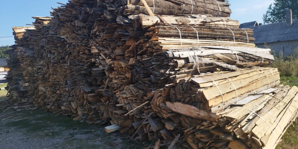 FOTO Confiscări de peste 160 metri cubi de materiale lemnoase, în urma unui control efectuat de către Garda Forestieră Suceava la un operator economic din Cornu Luncii