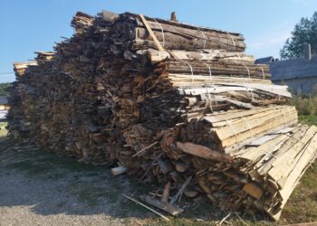 FOTO Confiscări de peste 160 metri cubi de materiale lemnoase, în urma unui control efectuat de către Garda Forestieră Suceava la un operator economic din Cornu Luncii