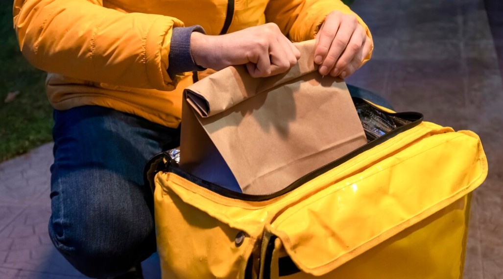 Un livrator de la ”Epicentru” a fost păcălit să depună 720 de lei în contul unui client, căruia trebuia să-i livreze o comandă