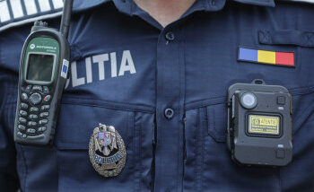 Pedeapsă simbolică pentru un marțafoi rupt de beat, care a făcut tărăboi la intrarea în țară și a amenințat cu moartea un polițist de frontieră. Inculpatul a luat-o ”randeaua” refuzând să-și divulge alcoolemia: ”Știi cum te îngrop? Așa în picioare te îngrop. Pe mine mă doare fix în p**a”