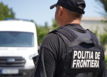 Pedeapsă simbolică pentru un marțafoi rupt de beat, care a făcut tărăboi la intrarea în țară și a amenințat cu moartea un polițist de frontieră. Inculpatul a luat-o ”randeaua” refuzând să-și divulge alcoolemia: ”Știi cum te îngrop? Așa în picioare te îngrop. Pe mine mă doare fix în p**a”