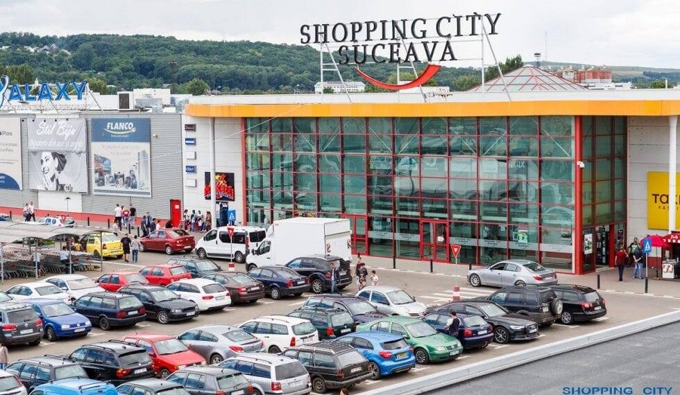 Bătaie la centrul de colectare din parcarea Shopping City Suceava. Doi bărbați s-au luat la harță din cauza nerespectării rândului