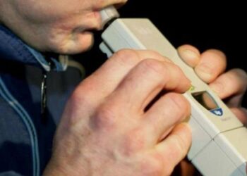 Un bărbat cu 1,96 mg/l alcool pur în aerul expirat a acroșat un indicator rutier și s-a oprit cu mașina pe un teren arabil din comuna Fântâna Mare