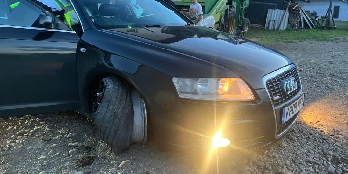 FOTO Un ”englez” din Volovăț a fost amendat cu 11.000 lei și a rămas pieton pentru 270 de zile, după ce s-a luat la întrecere cu polițiștii. Oamenii legii l-au oprit după declanșarea dispozitivului ”Spike”